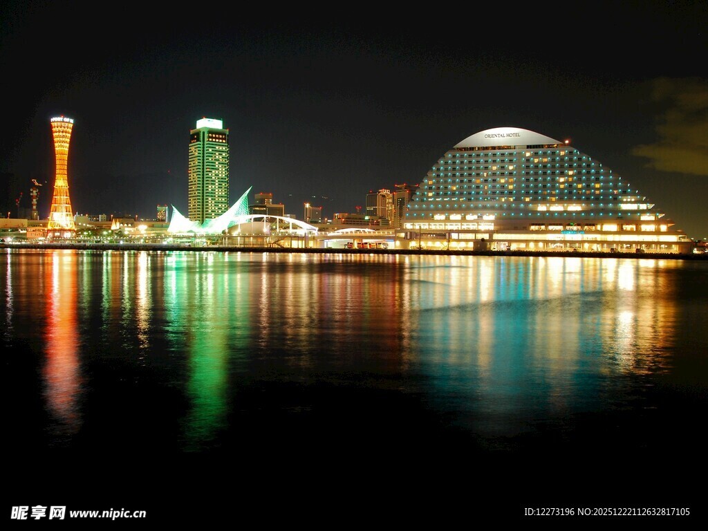 城市夜景中的璀璨建筑倒影