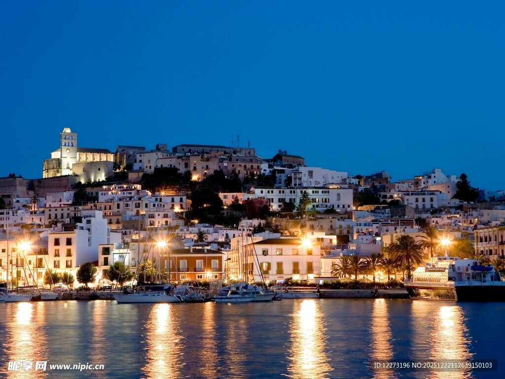 夜幕下美丽的海滨城镇