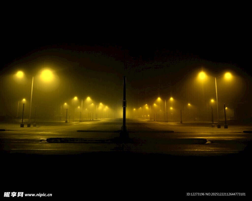 夜晚路灯下的空旷道路