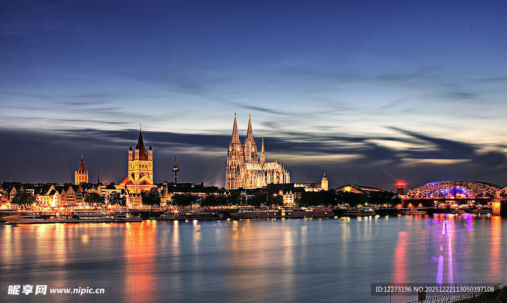 河畔璀璨夜景中的宏伟建筑