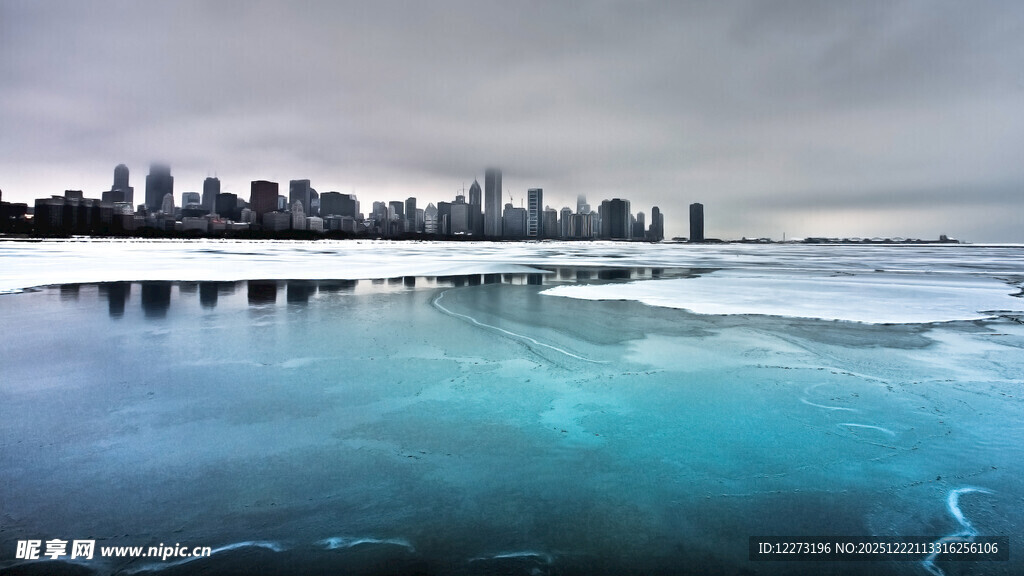 海滨城市天际线与碧蓝海水