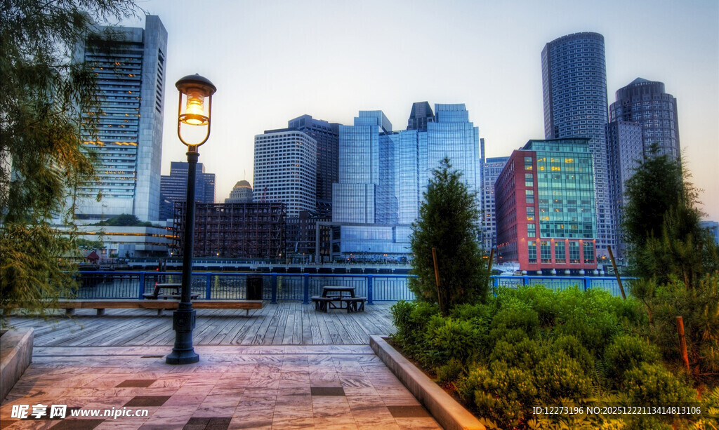 城市河畔夜景与现代建筑