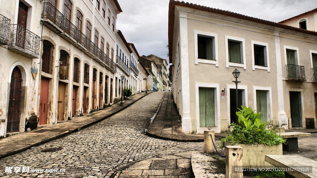 古朴小巷中的欧式建筑