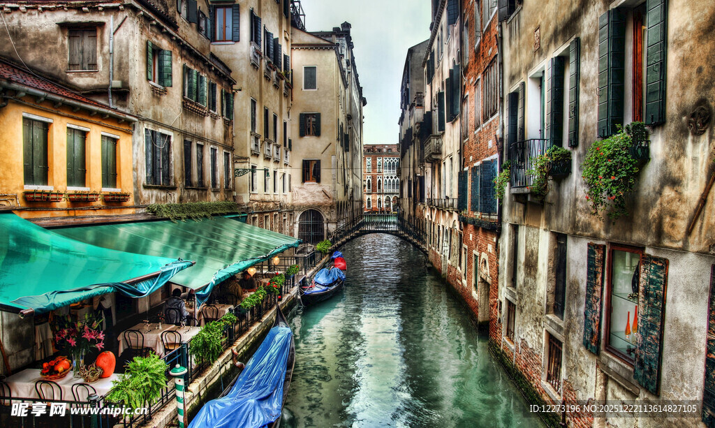 威尼斯小巷中的运河风光