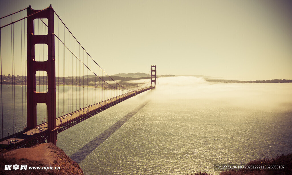 金门大桥横跨海面美景