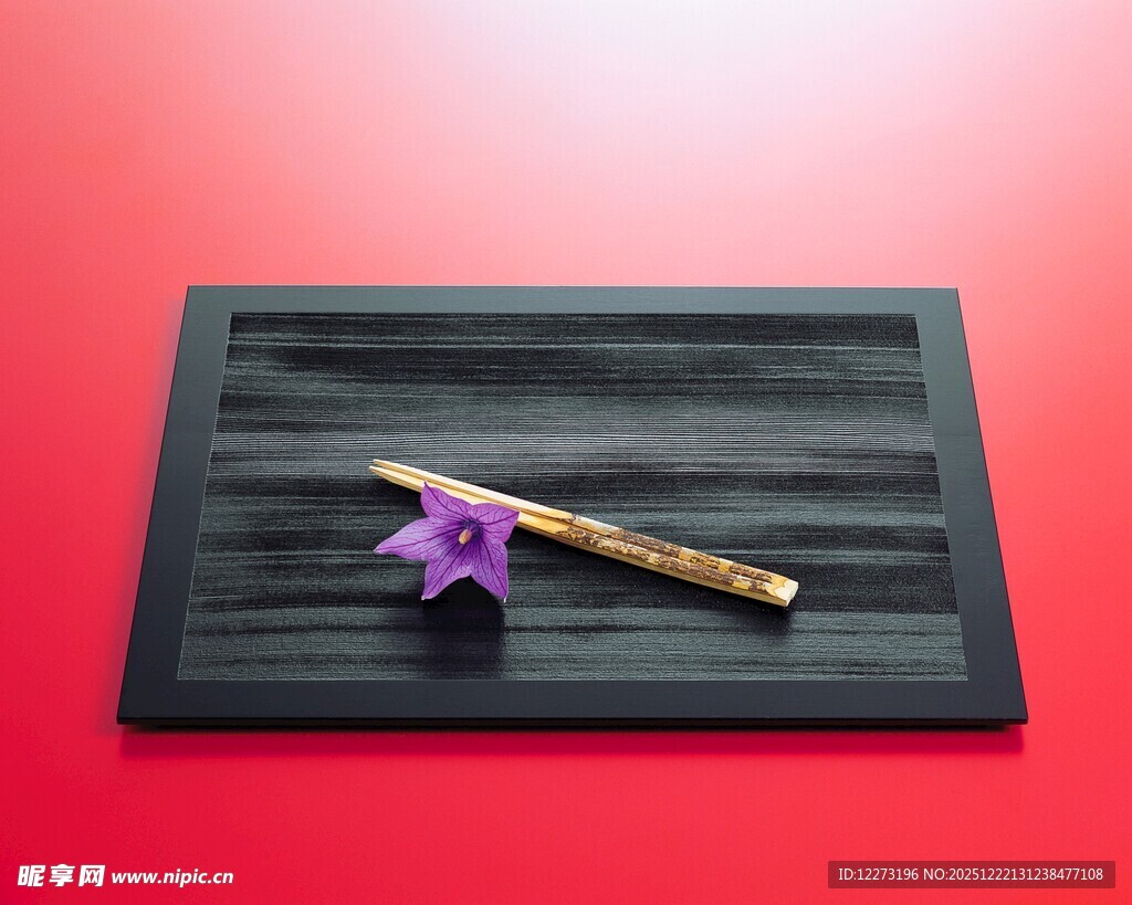 黑色托盘上的星饰与物件