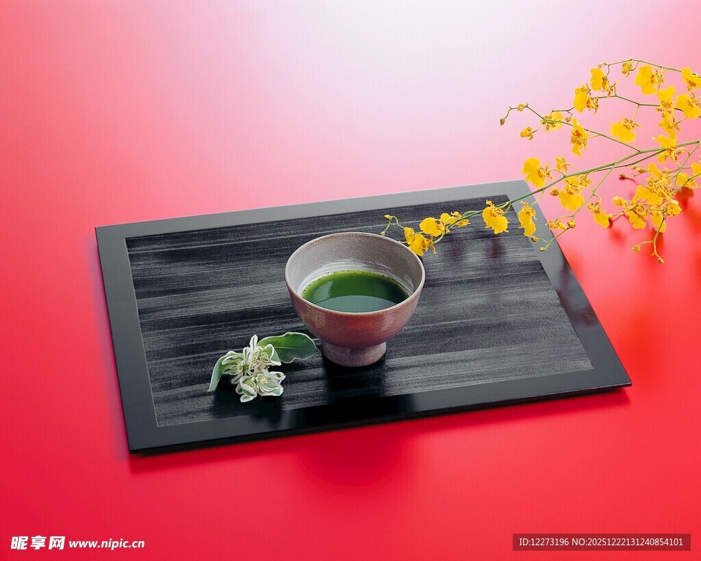 日式抹茶摆设于红色背景