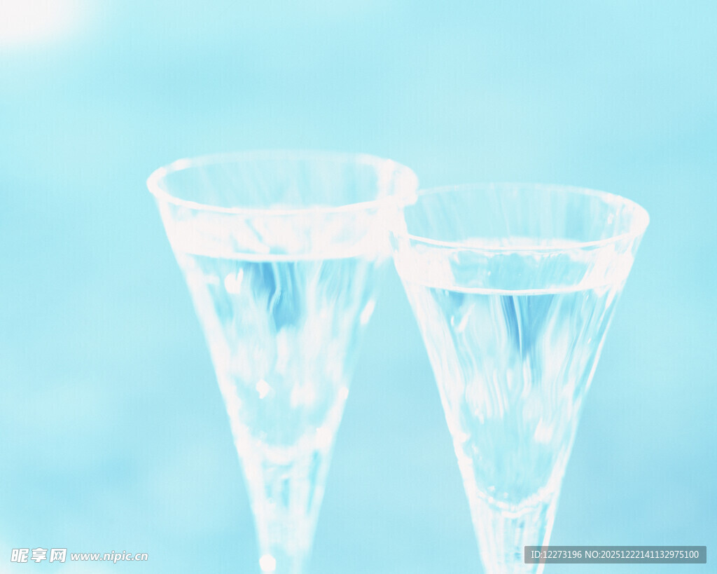 透明高脚香槟杯特写