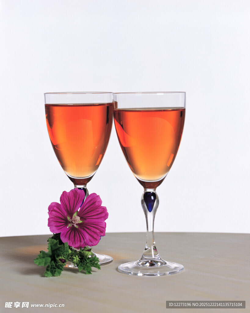 两杯美酒配娇艳花朵