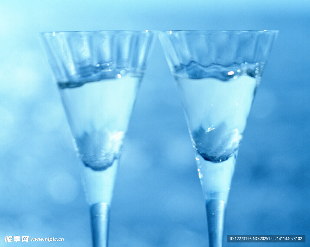 两杯透明高脚杯中的液体