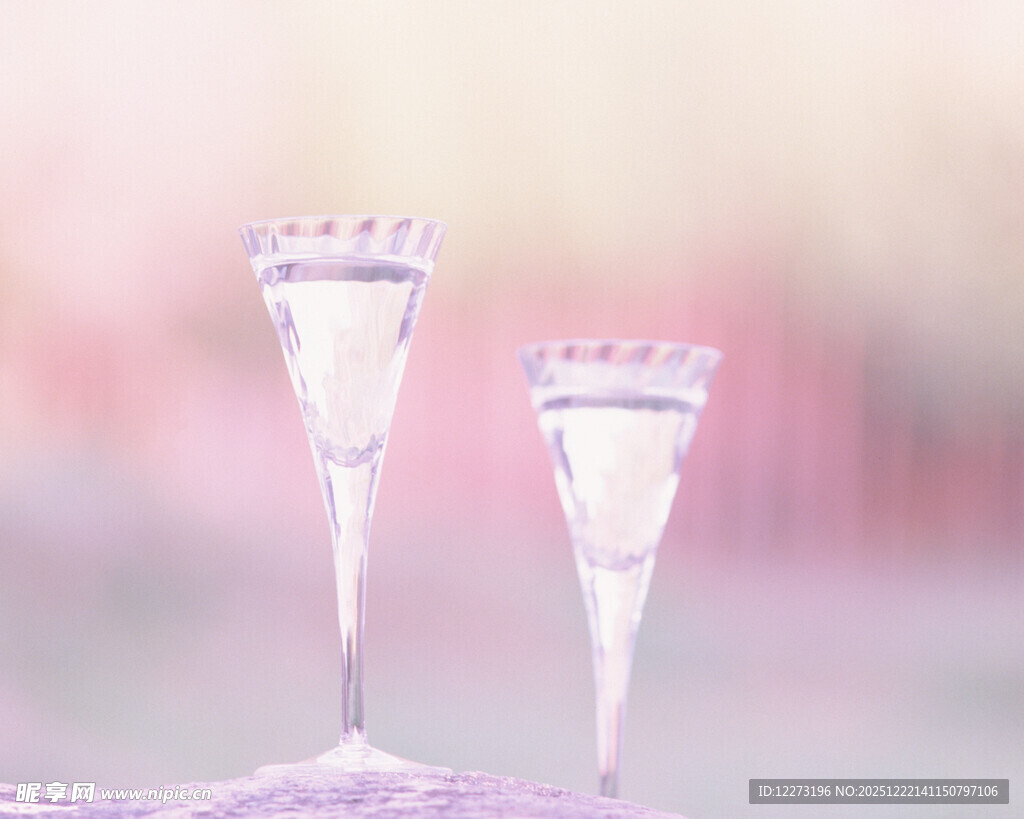 精致透明高脚酒杯