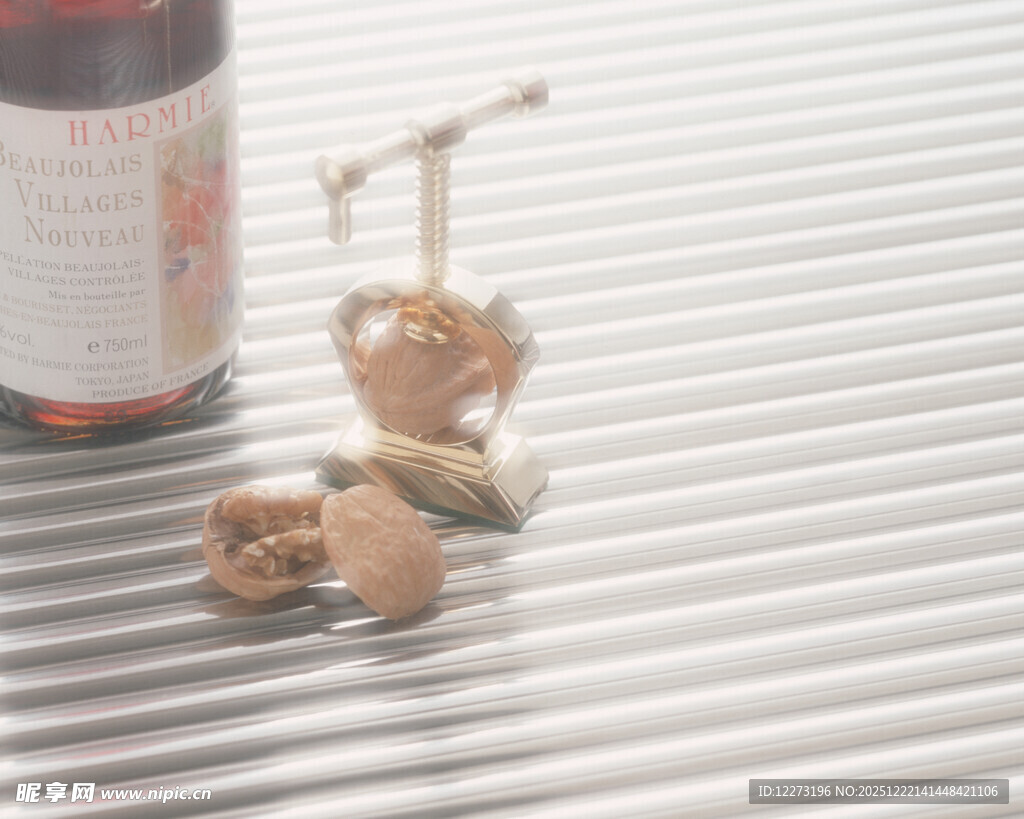 复古摆件与瓶的静物组合