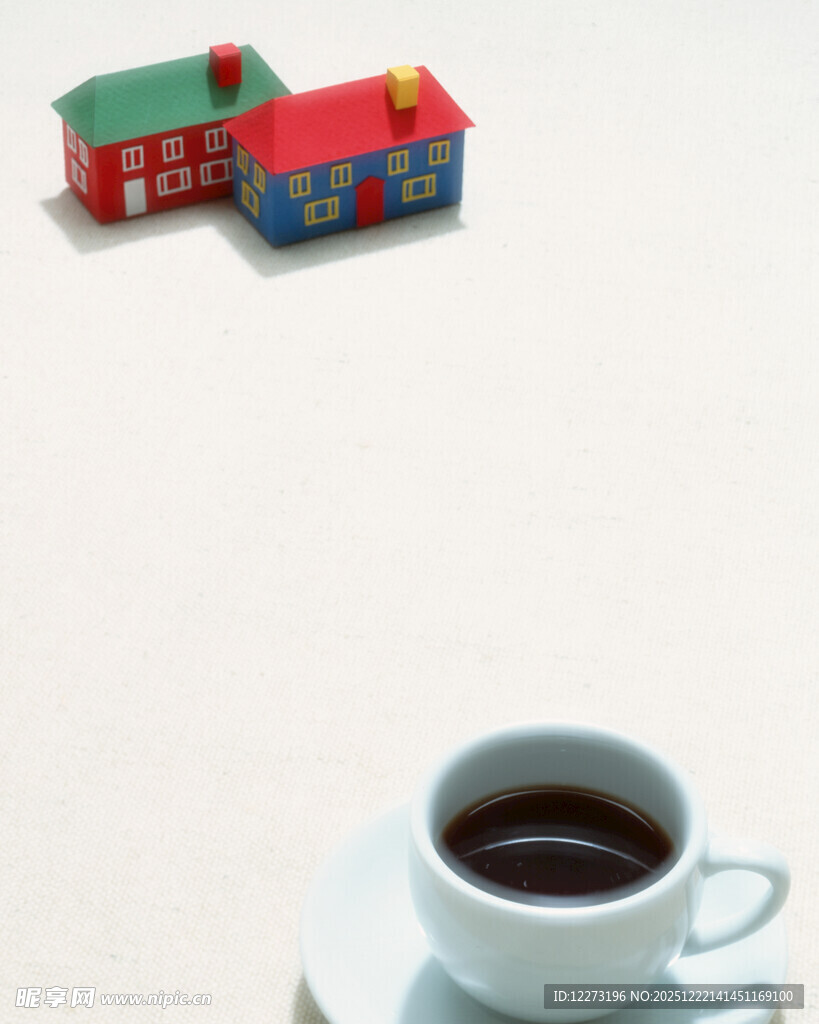 咖啡旁的彩色积木小景