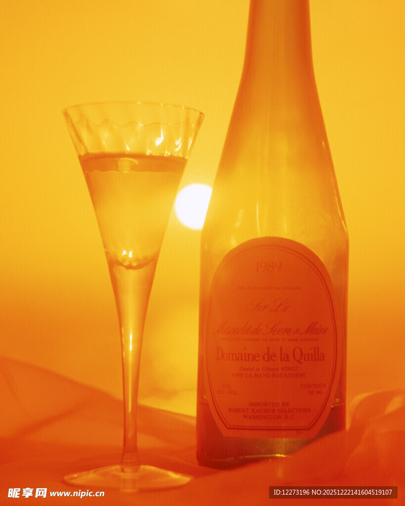 优雅香槟瓶与精致高脚杯