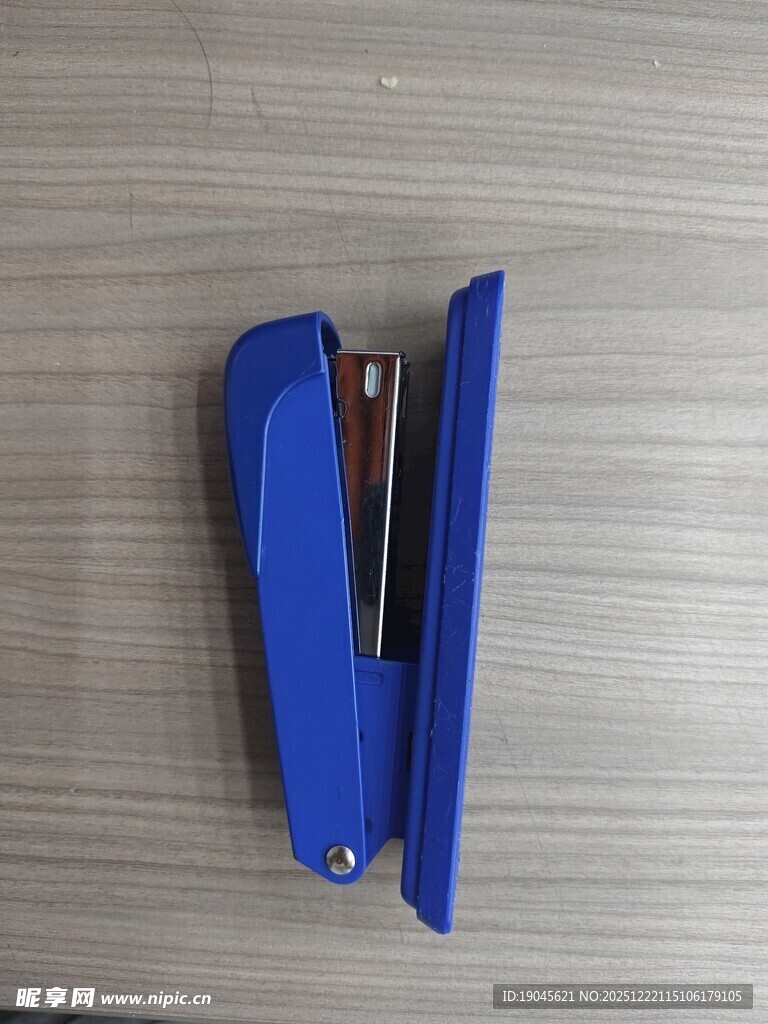 蓝色便携折叠式订书机