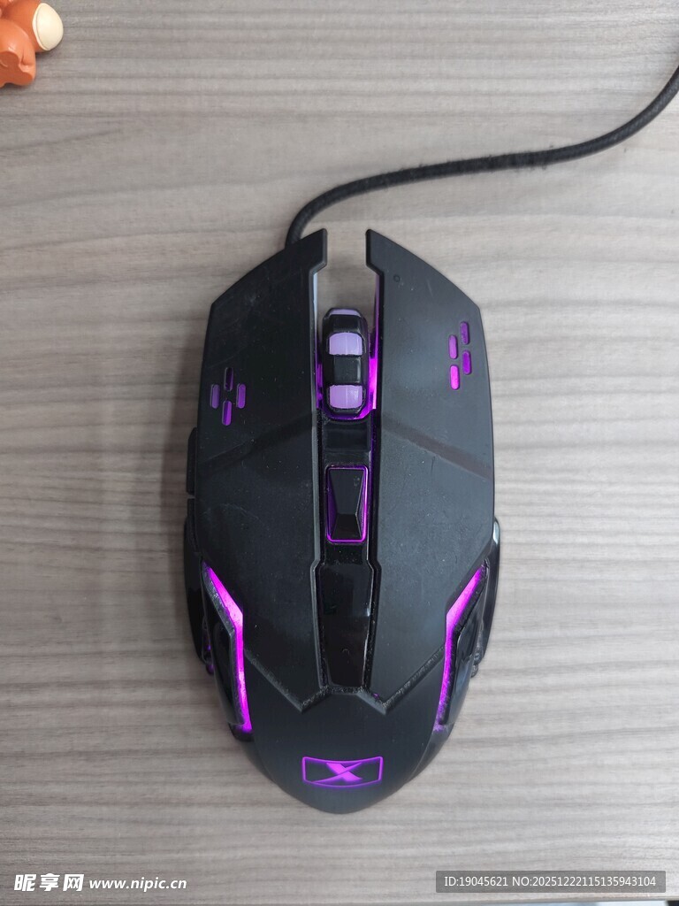 炫酷紫色背光游戏鼠标