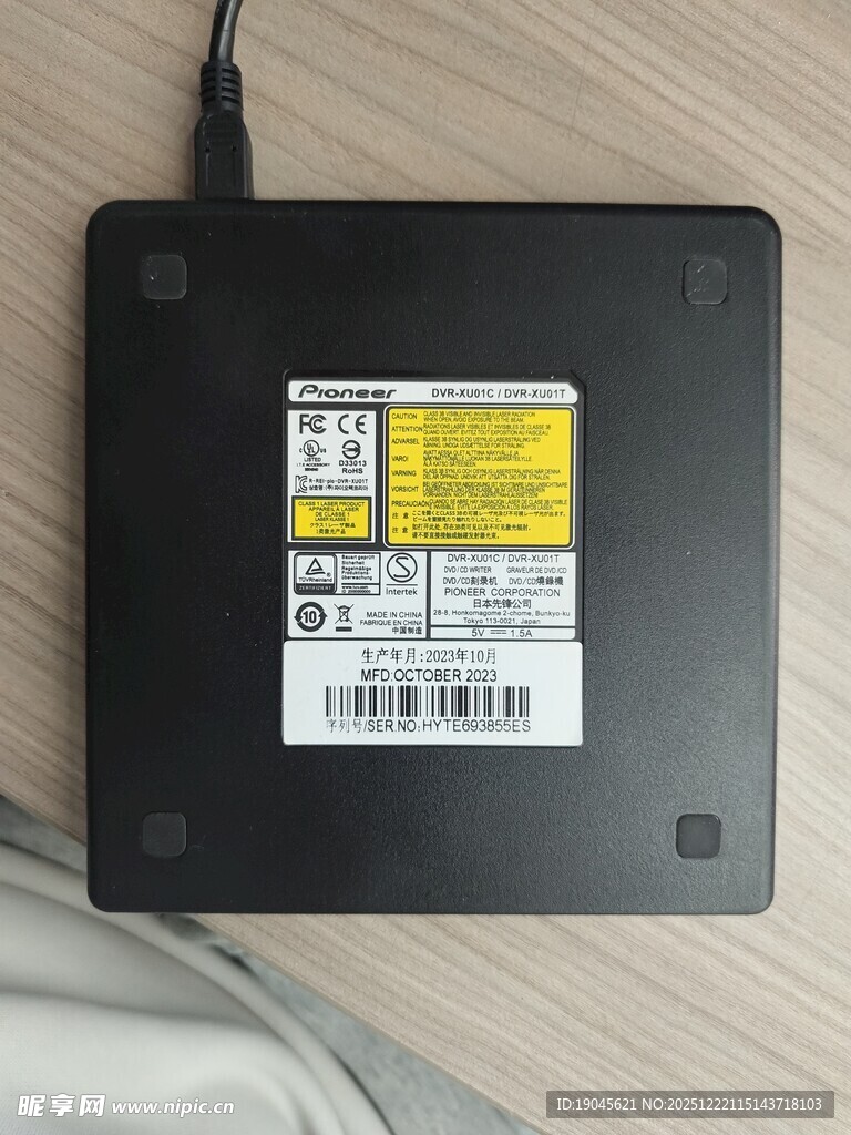 黑色设备背面及标签特写