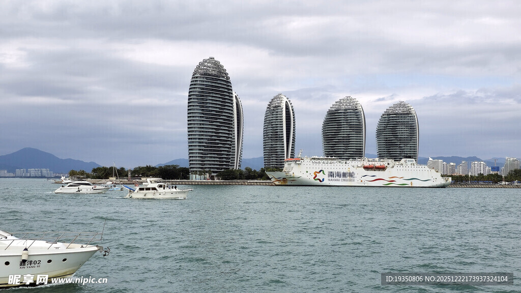三亚凤凰岛南海建筑和邮轮