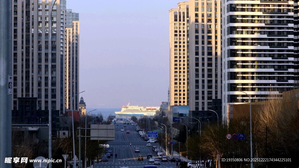 大连东港建筑和轮船