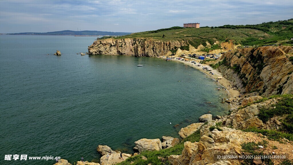 海边的岩石和海滩