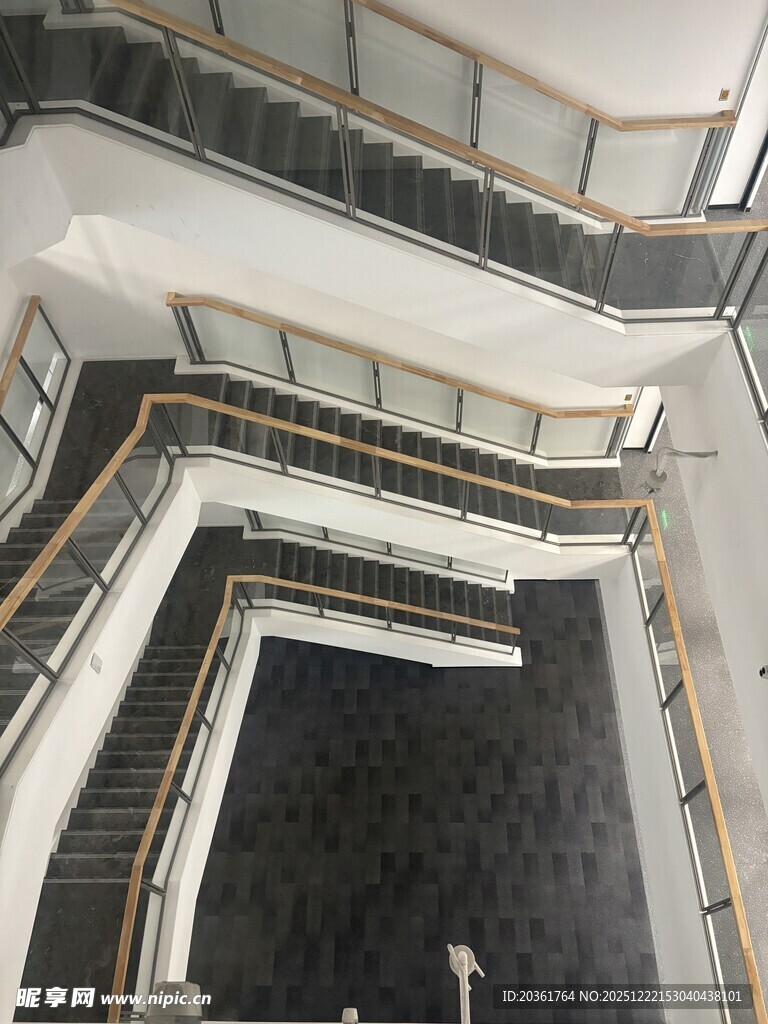 现代风格旋转楼梯俯瞰图