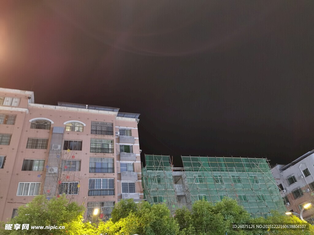 夜幕下的多彩居民楼