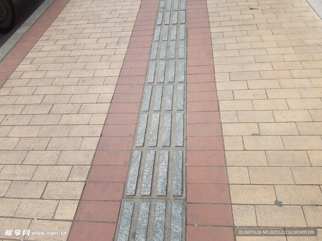 城市人行道上的排水砖设计