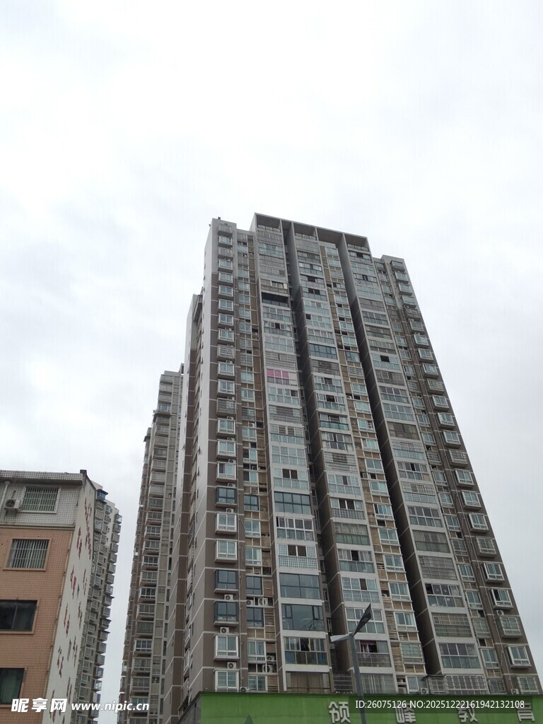 高层住宅楼外观景象