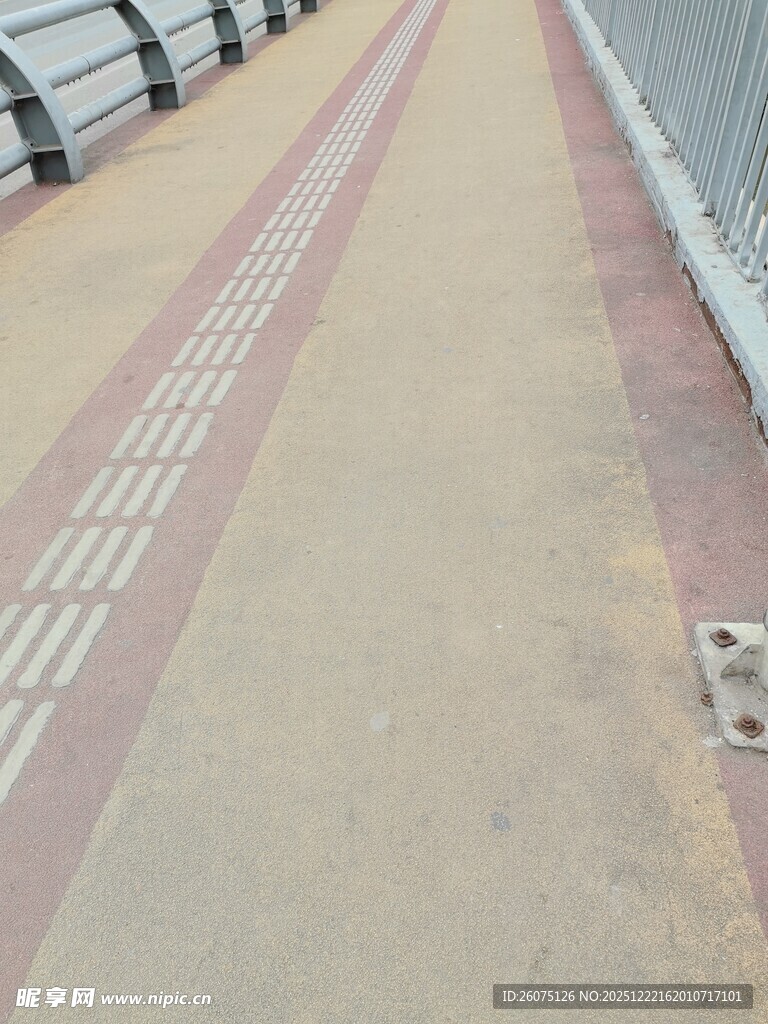 城市人行道上的排水设施