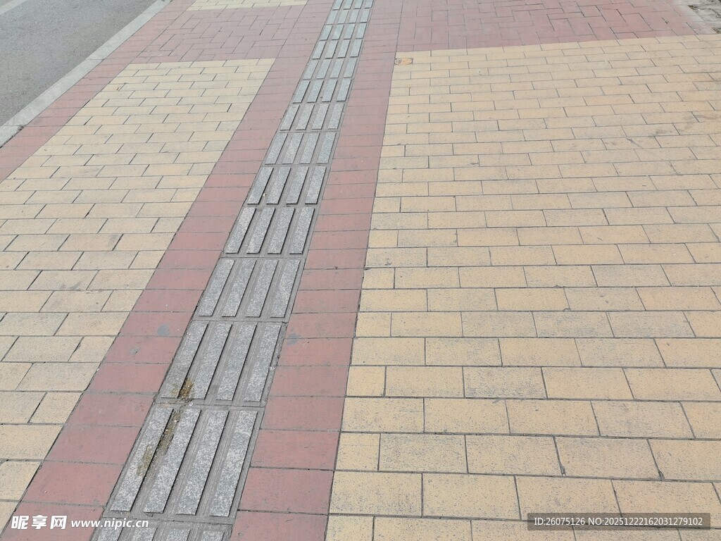 人行道上的砖块与排水槽