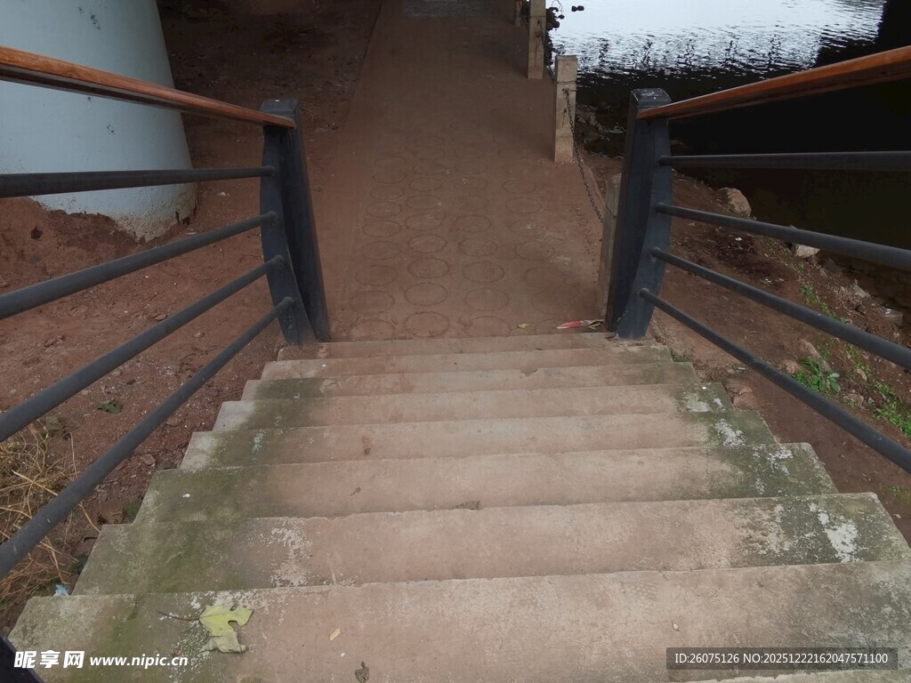 户外木质楼梯及黑色栏杆