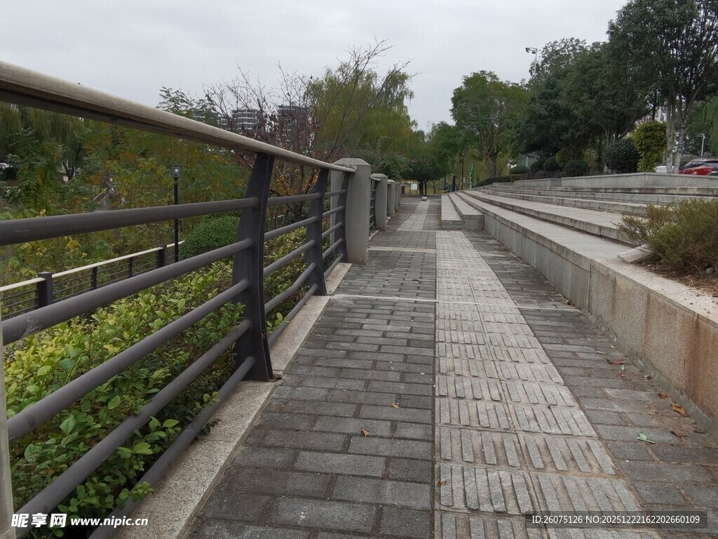 户外砖石步道与护栏景观