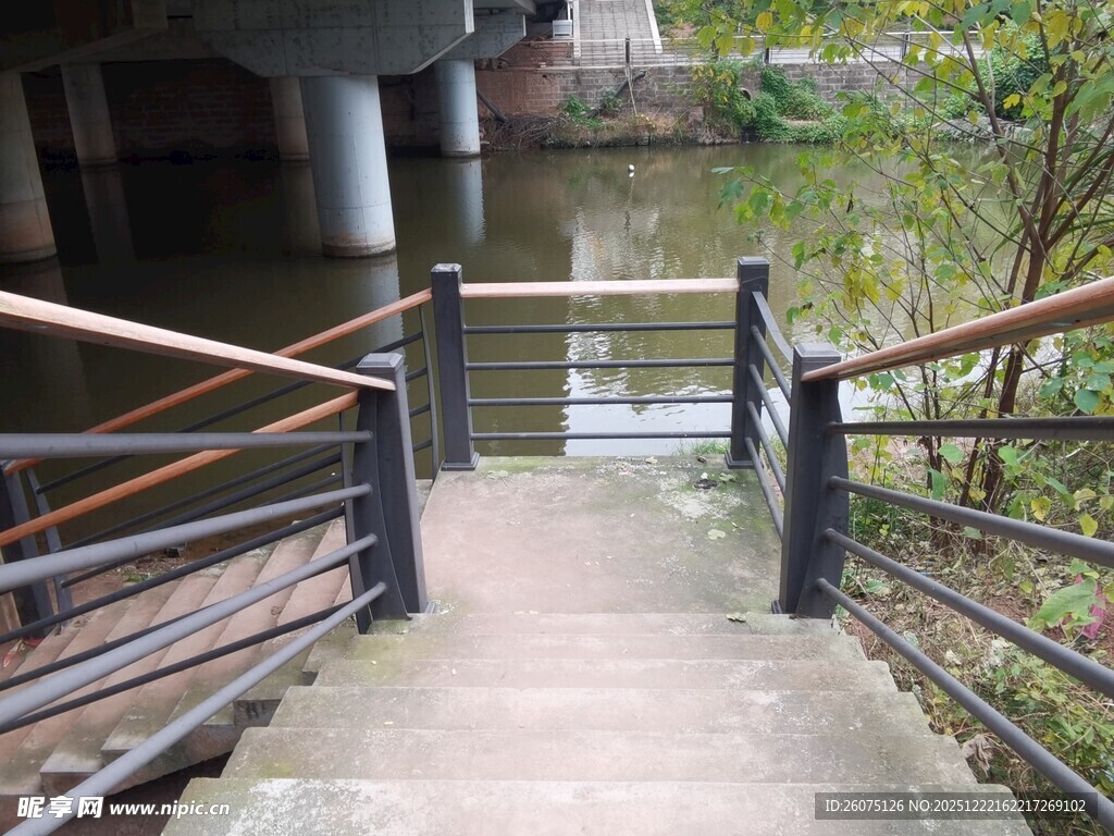 河边步行道上的金属栏杆