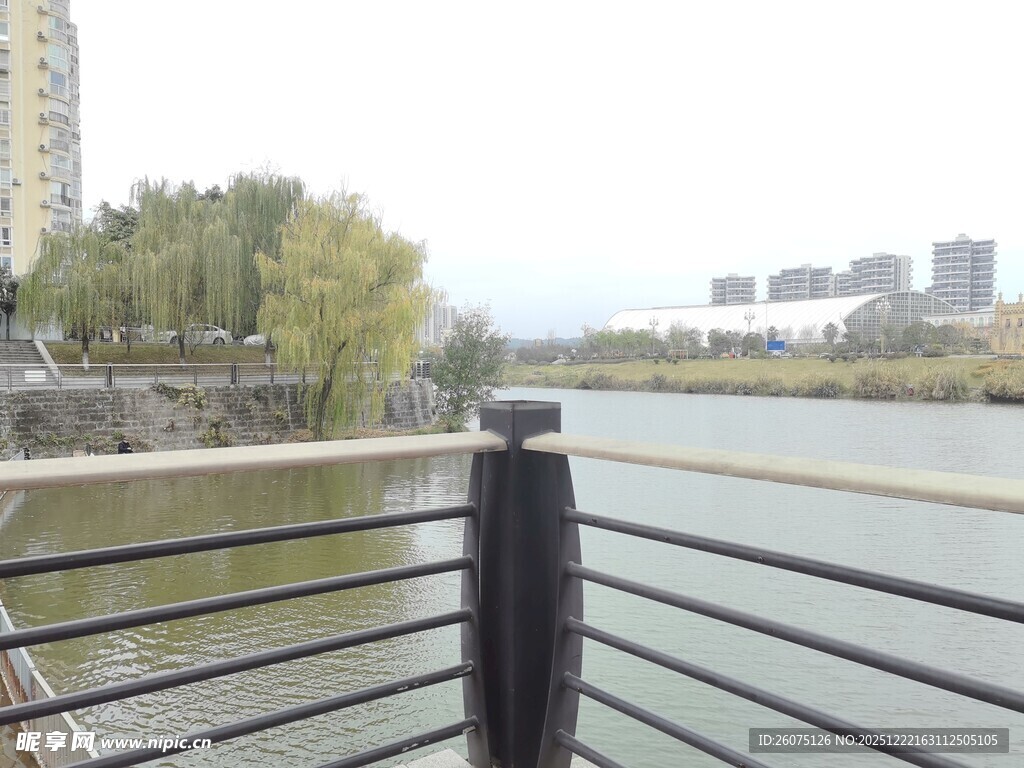 河畔栏杆边的城市风景