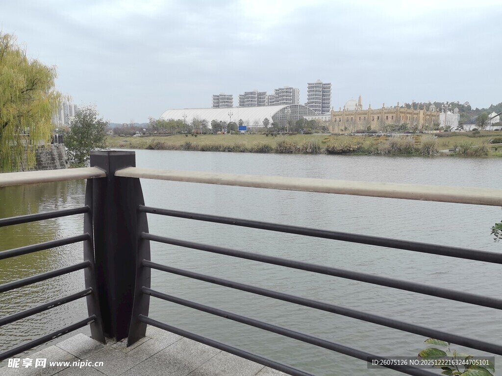 河畔栏杆处的城市远景