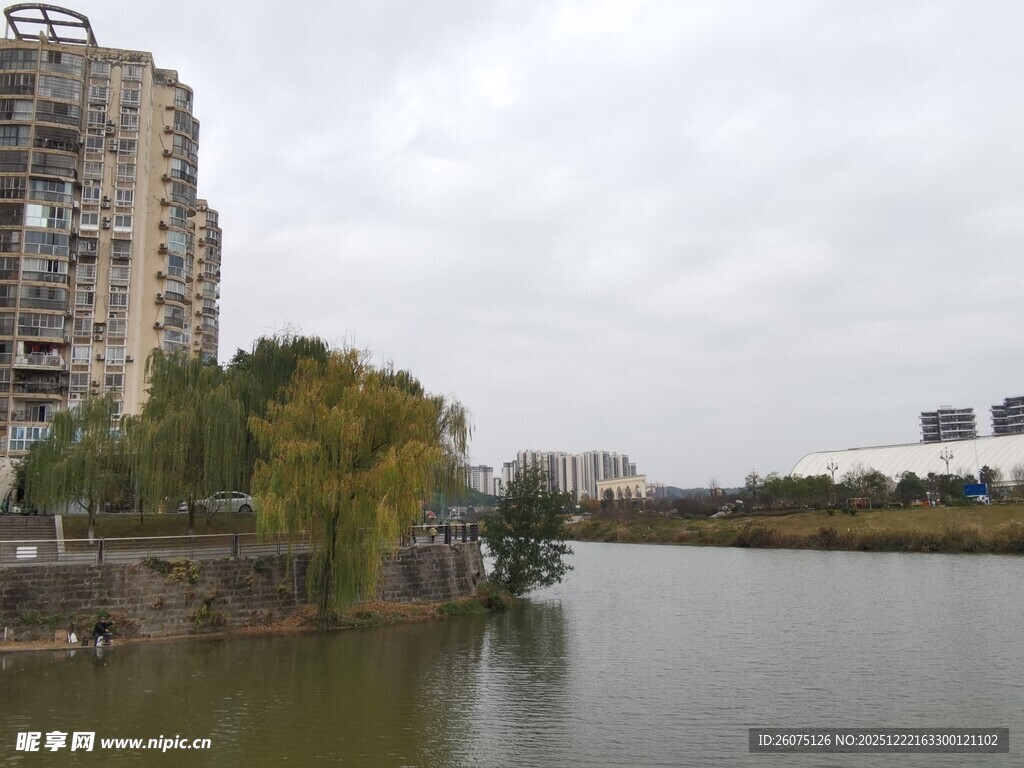 河畔高楼与秋日景致