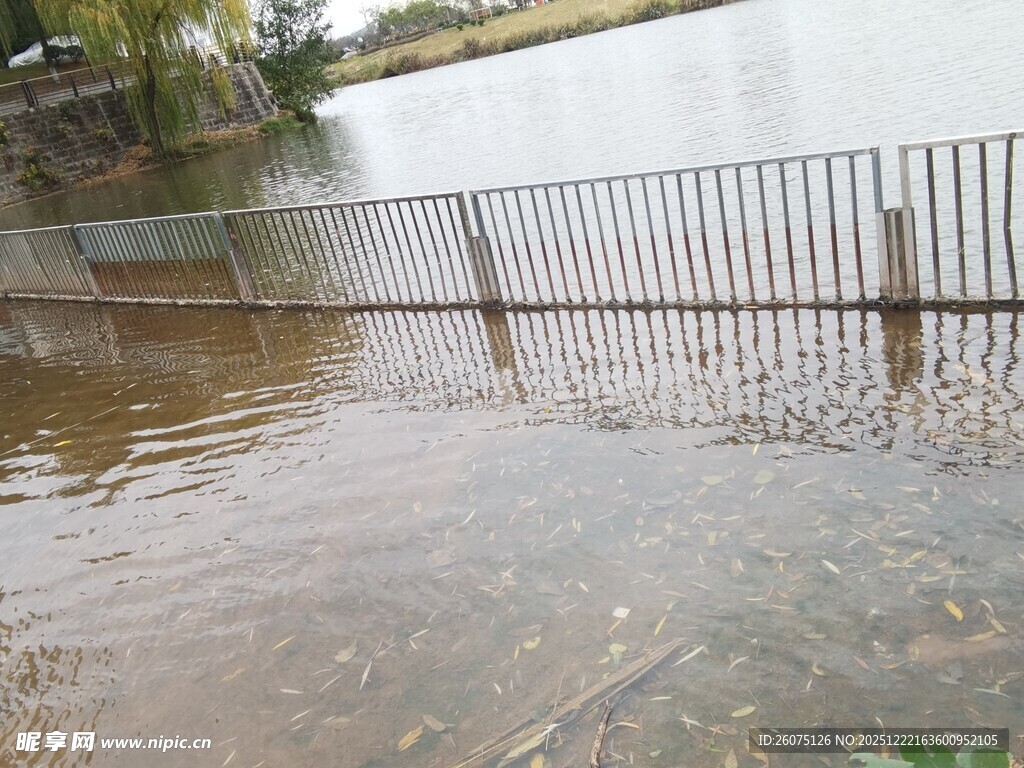 洪水淹没岸边护栏场景