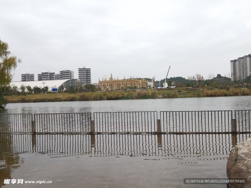 城市湖边围栏景观