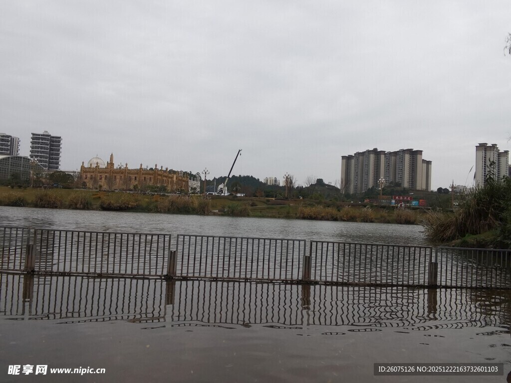 城市湖边围栏景观