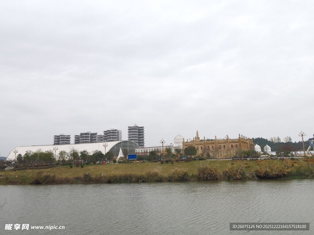 河畔建筑群景观