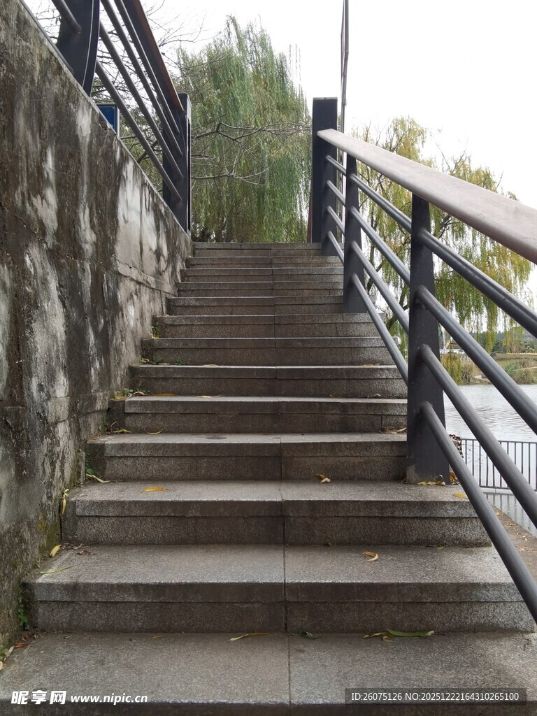 户外石阶与金属护栏景观