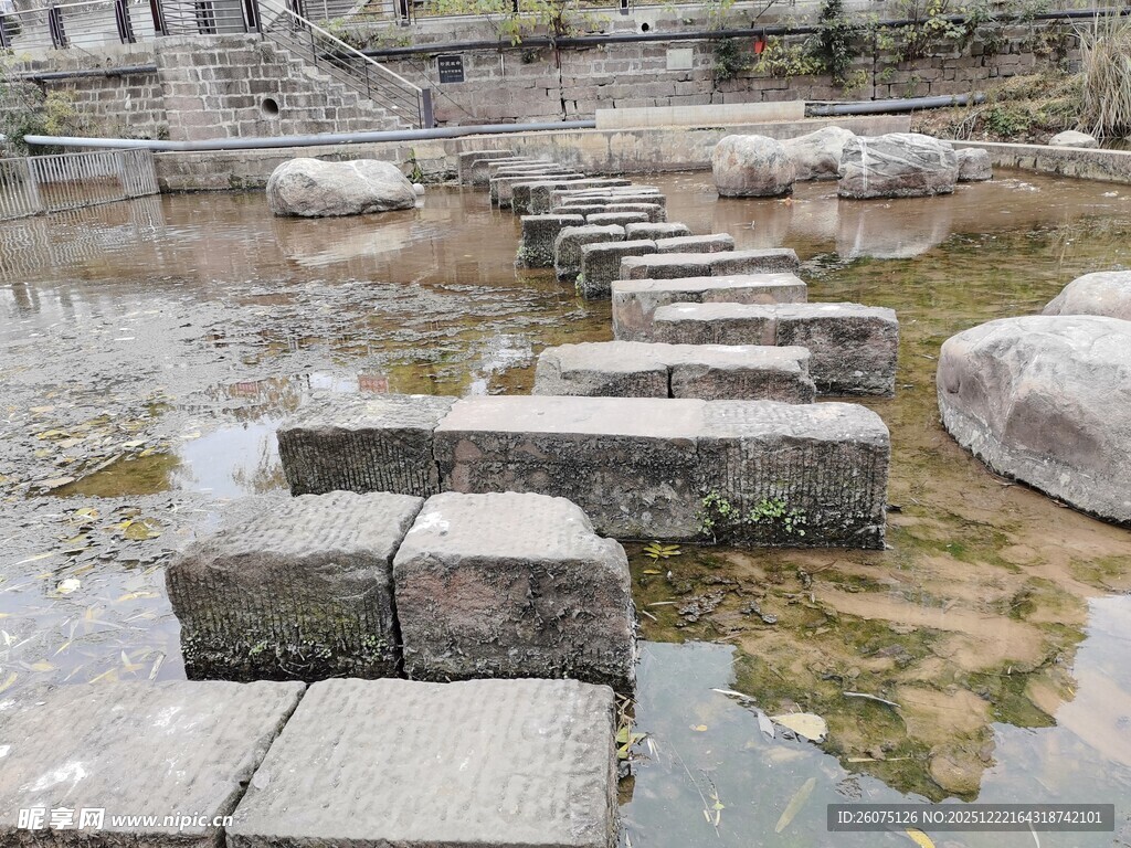 石板汀步横跨浅水区域