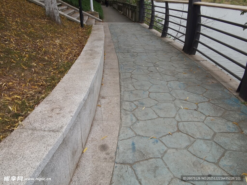 石板小径围栏相伴