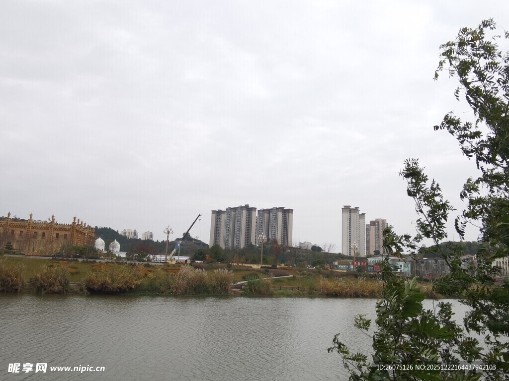 城市湖畔风景