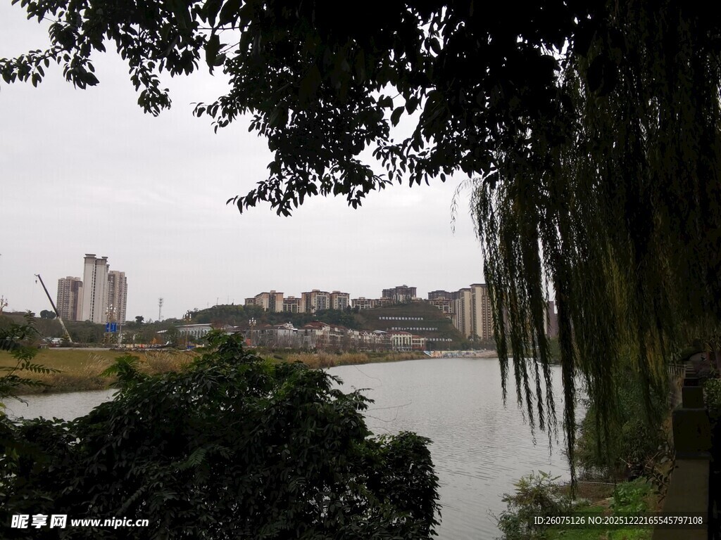 河畔城市风光静谧景致