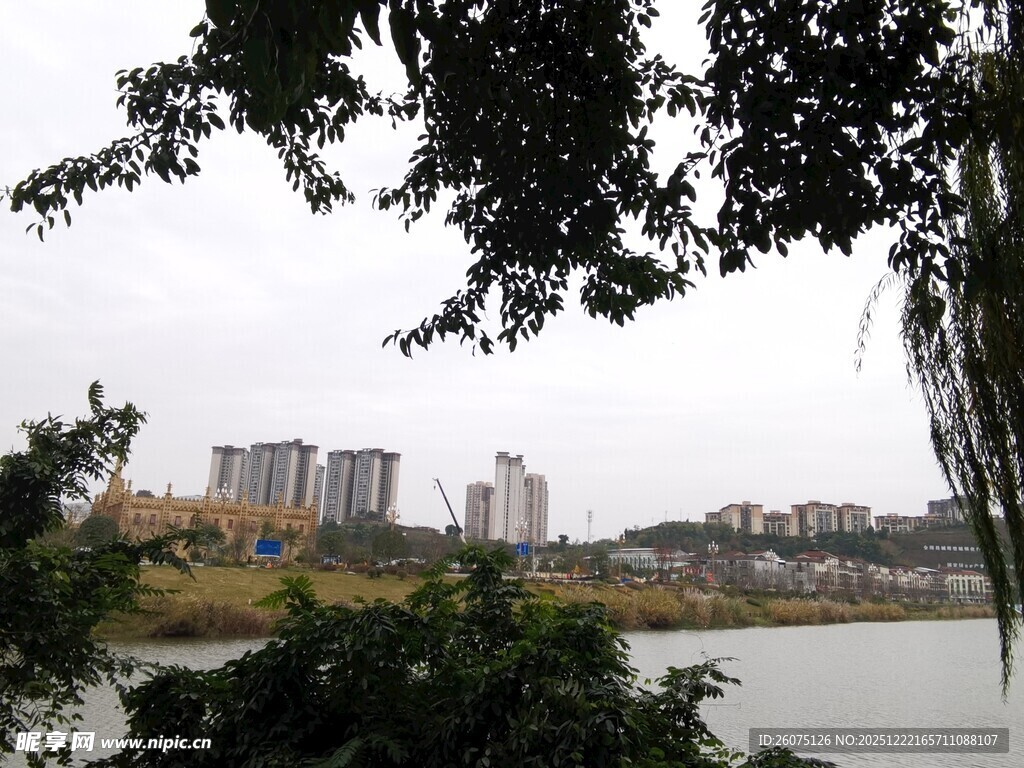 湖畔城市风光