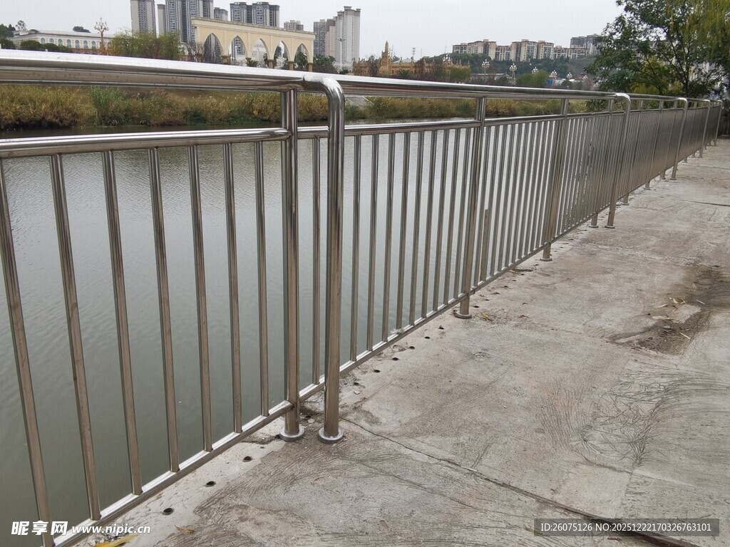 河边金属护栏人行道景观