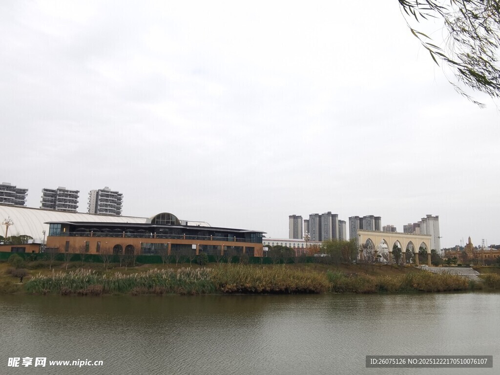 城市湖畔风景