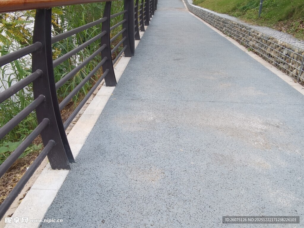 户外水泥步道与护栏景观