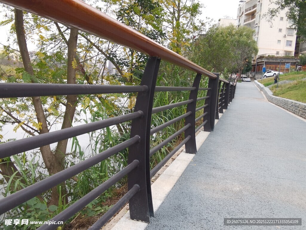 河畔护栏旁的幽静步道